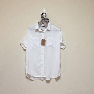 ジエンポリアム(THE EMPORIUM)のThe emporium 白シャツ(シャツ/ブラウス(半袖/袖なし))