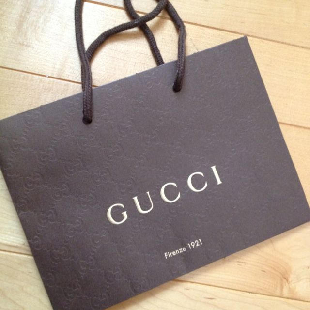 Gucci Gucci ロゴがオシャレな手提げ紙袋の通販 By Hika S Shop Welcome グッチならラクマ