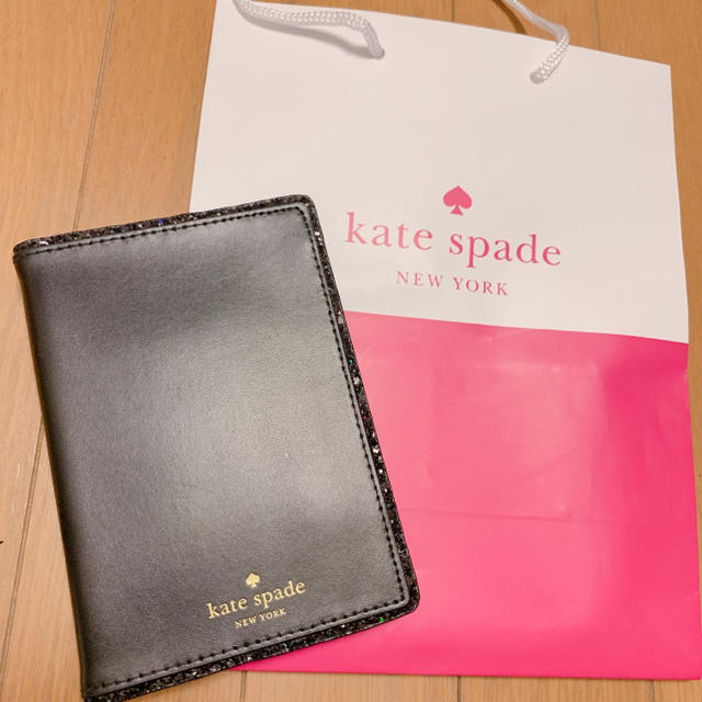 kate spade new york(ケイトスペードニューヨーク)のkatespadeパスポートケース(えっぴー様専用) インテリア/住まい/日用品の日用品/生活雑貨/旅行(旅行用品)の商品写真