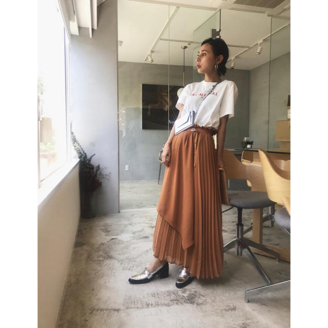 Ameri VINTAGE(アメリヴィンテージ)のAMERI☆アメリヴィンテージOVERLAP PLEATS SKIRTキャメル レディースのスカート(ロングスカート)の商品写真