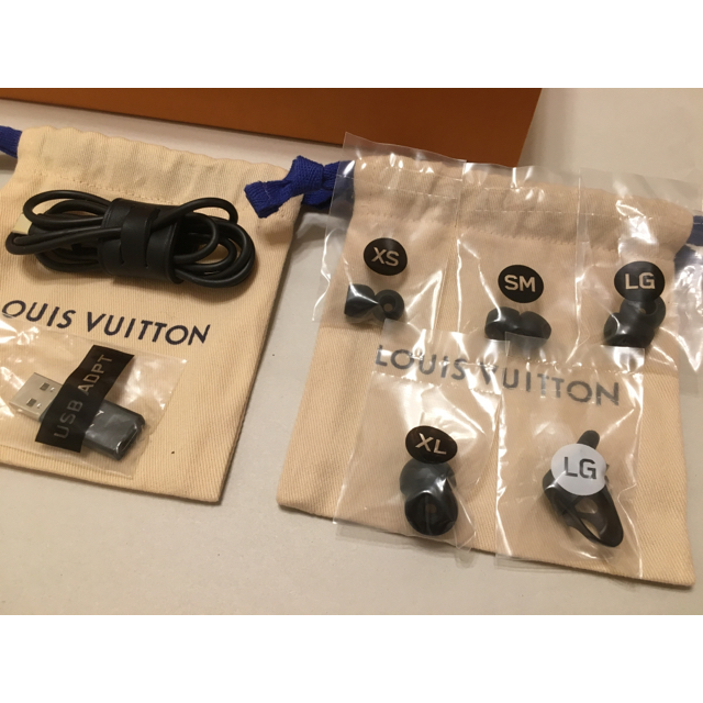 LOUIS VUITTON(ルイヴィトン)のLOUIS VUITTON Bluetooth ワイヤレス イヤホン スマホ/家電/カメラのオーディオ機器(ヘッドフォン/イヤフォン)の商品写真