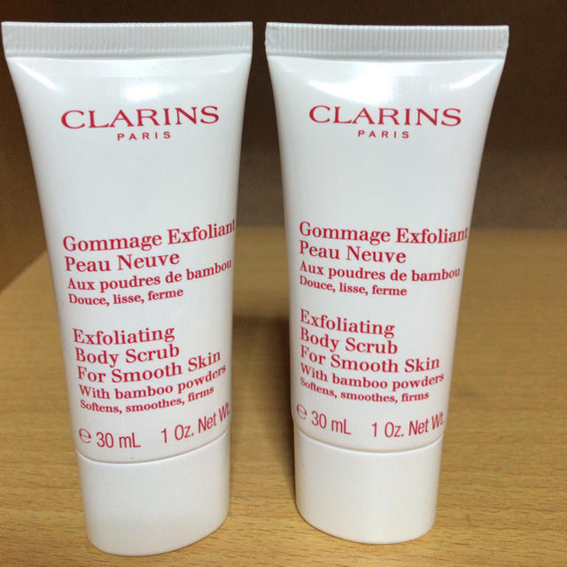 CLARINS(クラランス)の新品未使用品 クラランス スムージングボディースクラブ30ml2本セット コスメ/美容のボディケア(ボディスクラブ)の商品写真