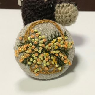 刺繍ブローチor刺繍ヘアゴム ミモザの花かご2(コサージュ/ブローチ)