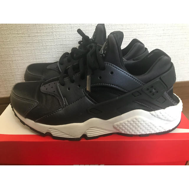 NIKE(ナイキ)のNIKE AIR HUARACHE ブラック レディースの靴/シューズ(スニーカー)の商品写真