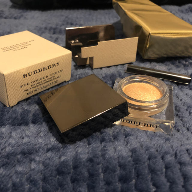 BURBERRY(バーバリー)のバーバリーのゴールドアイシャドウ コスメ/美容のベースメイク/化粧品(アイシャドウ)の商品写真