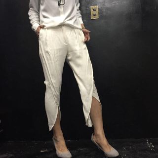 ザラ(ZARA)のリラックスホワイトパンツ(クロップドパンツ)