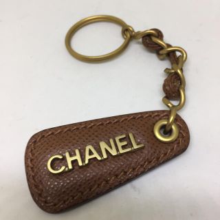 シャネル(CHANEL)の良品☆【CHANEL】キーホルダー　ロゴプレート　チャーム　ブラウン(キーホルダー)