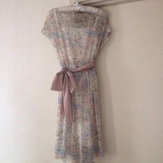 ジャスグリッティー(JUSGLITTY)の着用1回★淡い色合いの花柄シフォンワンピ(ひざ丈ワンピース)