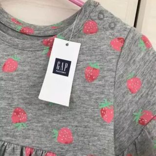 ギャップキッズ(GAP Kids)の新品 GAP ワンピース 苺柄 パンツ付き(ワンピース)