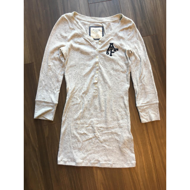 Abercrombie&Fitch(アバクロンビーアンドフィッチ)のAbercrombie ロンT グレー 細身 レディースのトップス(Tシャツ(長袖/七分))の商品写真