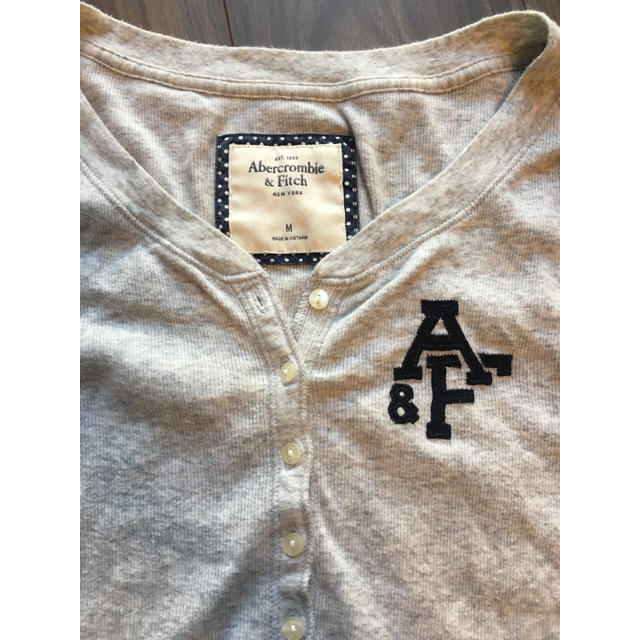 Abercrombie&Fitch(アバクロンビーアンドフィッチ)のAbercrombie ロンT グレー 細身 レディースのトップス(Tシャツ(長袖/七分))の商品写真
