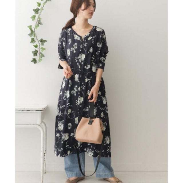 URBAN RESEARCH DOORS(アーバンリサーチドアーズ)のDOORS☆モノトーンフラワードロストワンピース🌸NAVY♪新品タグ付☆UR レディースのワンピース(ロングワンピース/マキシワンピース)の商品写真