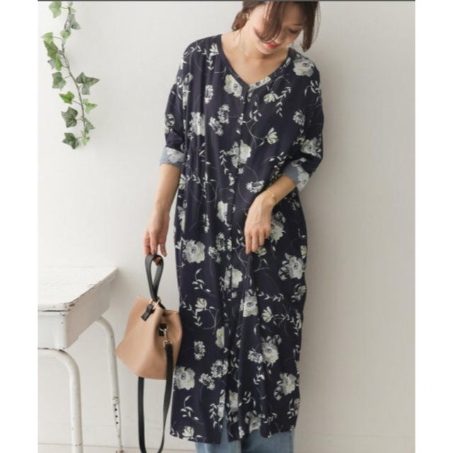 URBAN RESEARCH DOORS(アーバンリサーチドアーズ)のDOORS☆モノトーンフラワードロストワンピース🌸NAVY♪新品タグ付☆UR レディースのワンピース(ロングワンピース/マキシワンピース)の商品写真