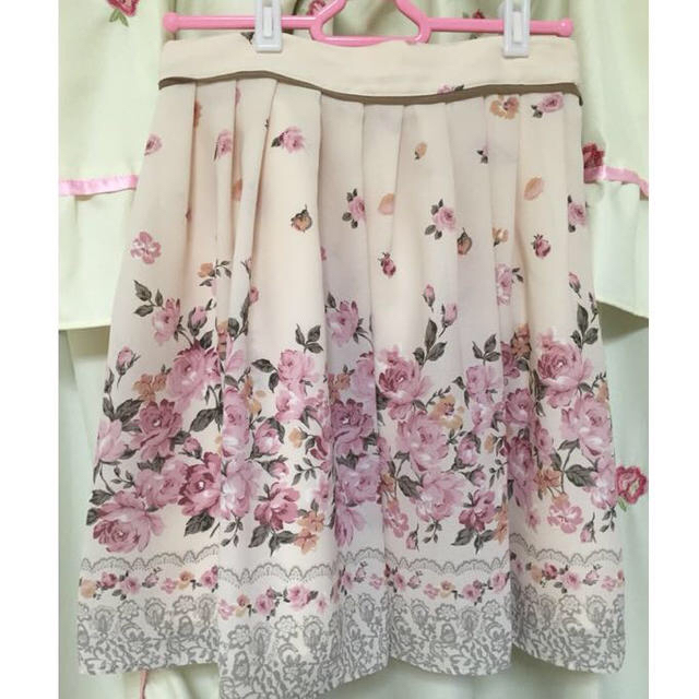 LODISPOTTO(ロディスポット)のピンク花柄スカート レディースのスカート(ひざ丈スカート)の商品写真