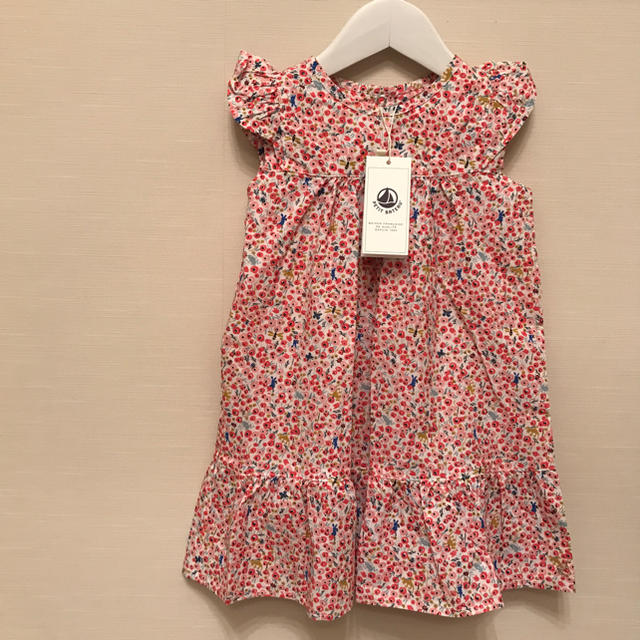 PETIT BATEAU(プチバトー)のプチバトー 19SS フラワープリントワンピース 36m 新品 キッズ/ベビー/マタニティのキッズ服女の子用(90cm~)(ワンピース)の商品写真