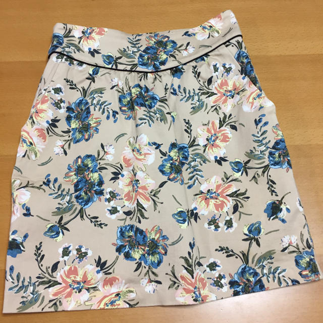 URBAN RESEARCH(アーバンリサーチ)のボタニカル柄 スカート レディースのスカート(ひざ丈スカート)の商品写真
