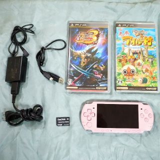 プレイステーションポータブル(PlayStation Portable)のPSP本体ピンク ケーブル2つ、メモリースティック、ソフト2つ(携帯用ゲーム機本体)