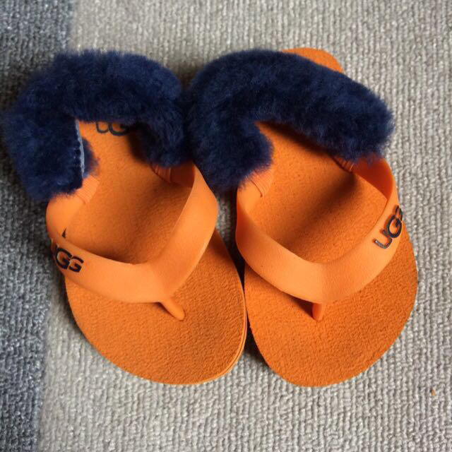 UGG(アグ)のUGG kidsサンダル キッズ/ベビー/マタニティのキッズ靴/シューズ(15cm~)(その他)の商品写真