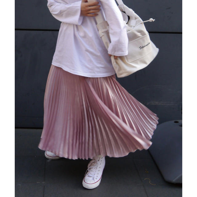 サテンプリーツロングスカート レディースのスカート(ロングスカート)の商品写真