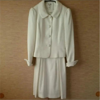 アーヴェヴェ(a.v.v)のスーツ ワンピース 白 ホワイト(スーツ)