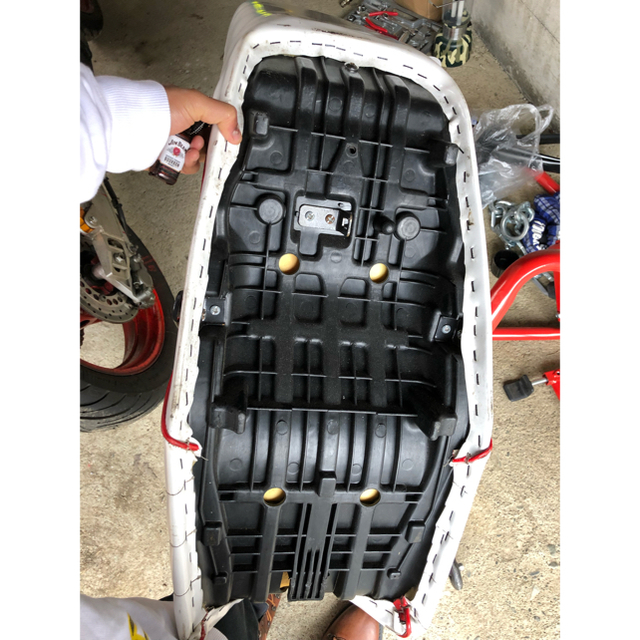 xjr400 三段シートのみ 約60センチ 白 赤 の通販 by chaser|ラクマ xjr400 三段シートのみ 約60センチ 白 赤 の通販 by chaser|ラクマ
