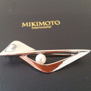 ミキモト(MIKIMOTO)のミキモト　銀色パールブローチ(ブローチ/コサージュ)