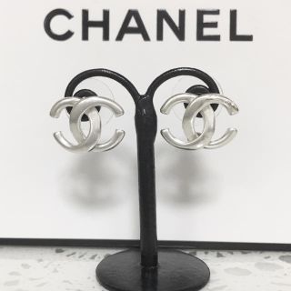 CHANEL - 83241981様 シャネル ピアス シルバー ココマーク 銀 ねじれ ロゴの通販｜ラクマ