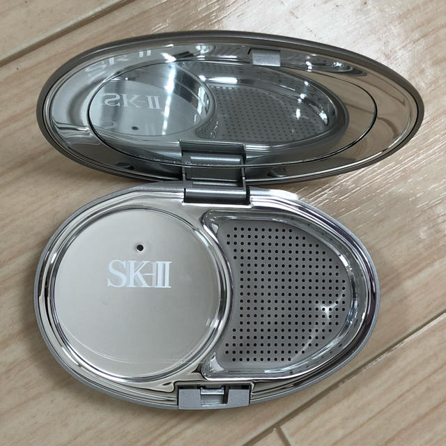 SK-II(エスケーツー)のSK-Ⅱ コンパクトケース シルバー コスメ/美容のベースメイク/化粧品(ファンデーション)の商品写真