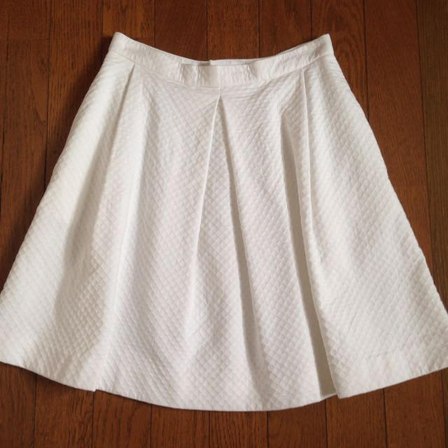 Adam et Rope'(アダムエロぺ)の真っ白なプリーツスカート レディースのスカート(ひざ丈スカート)の商品写真