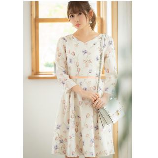 トッコ(tocco)のTocco closet 🌸ドラマチックな表情つくるフラワープリントワンピース(ひざ丈ワンピース)