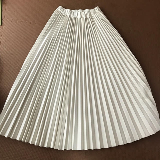 TOMORROWLAND(トゥモローランド)の cleana バックプリーツ スカート 白 レディースのスカート(ロングスカート)の商品写真