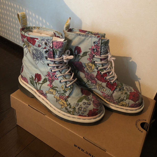 Dr.Martens(ドクターマーチン)のdr martens 花柄 UK4 レディースの靴/シューズ(ブーツ)の商品写真