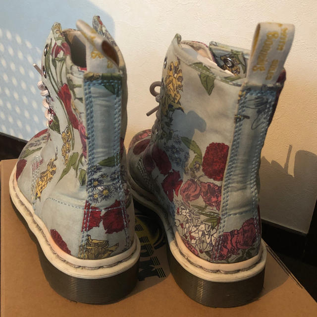 Dr.Martens(ドクターマーチン)のdr martens 花柄 UK4 レディースの靴/シューズ(ブーツ)の商品写真