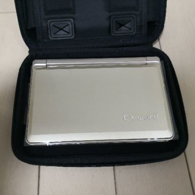 CASIO(カシオ)のCASIO EX-word 電子辞書 XD-SF6300GD ハードケース付き☆ スマホ/家電/カメラのPC/タブレット(電子ブックリーダー)の商品写真