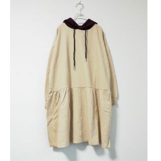 メルロー(merlot)の新品　フィリル　バイカラーギャザーワンピースフーディー　ベージュ(ひざ丈ワンピース)