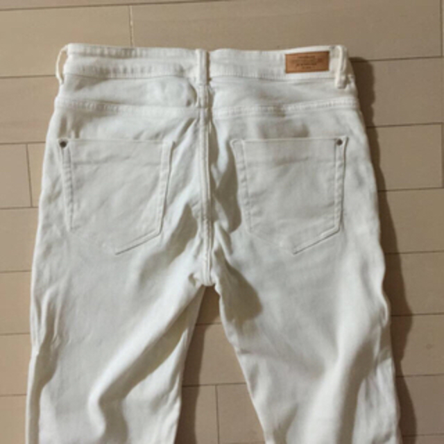 ZARA(ザラ)のzara white jeans レディースのパンツ(デニム/ジーンズ)の商品写真