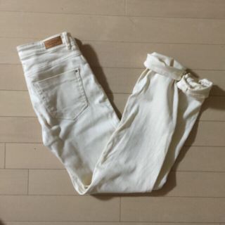 ザラ(ZARA)のzara white jeans(デニム/ジーンズ)