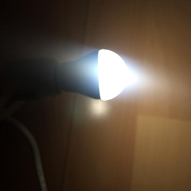 東芝(トウシバ)の【10個セット】東芝 LDA5L-WE17 LED電球 25W形相当 電球色 インテリア/住まい/日用品のライト/照明/LED(蛍光灯/電球)の商品写真