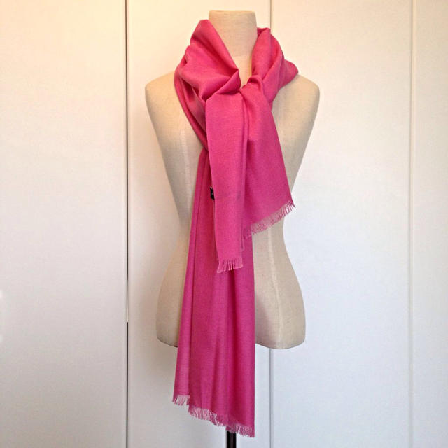 ANNE KLEIN(アンクライン)の差し色に💕華やかPinkストール✨ レディースのファッション小物(ストール/パシュミナ)の商品写真