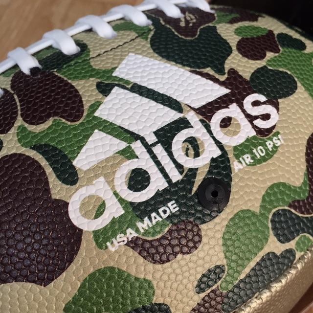 A BATHING APE(アベイシングエイプ)のAdidas BAPE RIFLE FOOTBALL ボール camo スポーツ/アウトドアのスポーツ/アウトドア その他(アメリカンフットボール)の商品写真