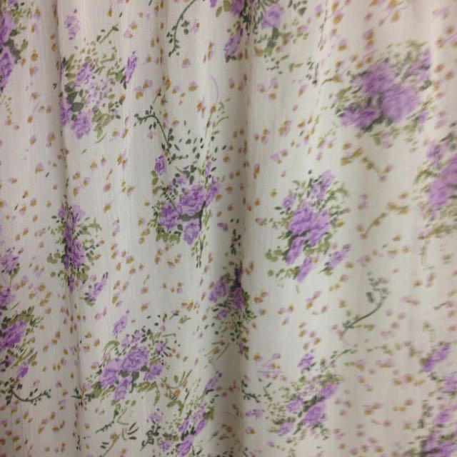 【値下げ中】紫の小花柄のワンピース レディースのワンピース(ひざ丈ワンピース)の商品写真