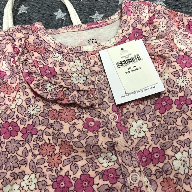 babyGAP(ベビーギャップ)のbaby GAP 花柄ロンパース 60 キッズ/ベビー/マタニティのベビー服(~85cm)(カバーオール)の商品写真