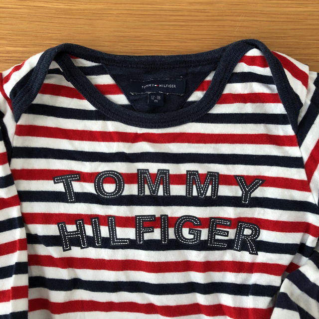 TOMMY HILFIGER(トミーヒルフィガー)の藍ママ様専用　TOMMY HILFIGERベビー服1点　赤ボーダーのみ キッズ/ベビー/マタニティのベビー服(~85cm)(ロンパース)の商品写真