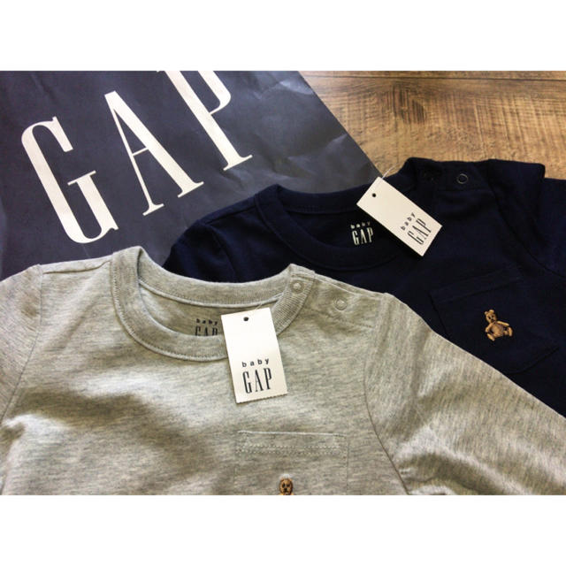 babyGAP(ベビーギャップ)の【新品/未使用】babyGAP長袖ボディロンパース(グレー&ネイビー)70㎝ キッズ/ベビー/マタニティのベビー服(~85cm)(ロンパース)の商品写真