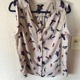 エイチアンドエム(H&M)の鳥柄 ノースリ シャツ(シャツ/ブラウス(半袖/袖なし))