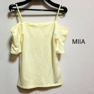 ミーア(MIIA)のMIIA オフショルダー トップス(Tシャツ(半袖/袖なし))