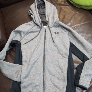 アンダーアーマー(UNDER ARMOUR)の最終値下げ　アンダーアーマー パーカー美品(パーカー)