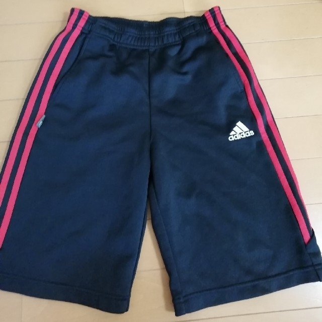 adidas(アディダス)のadidas　ハーフパンツ140センチ男児 キッズ/ベビー/マタニティのキッズ服男の子用(90cm~)(パンツ/スパッツ)の商品写真