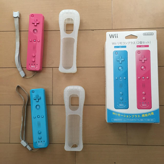 ウィー(Wii)のWiiリモコンプラス (2個セット)(家庭用ゲーム機本体)