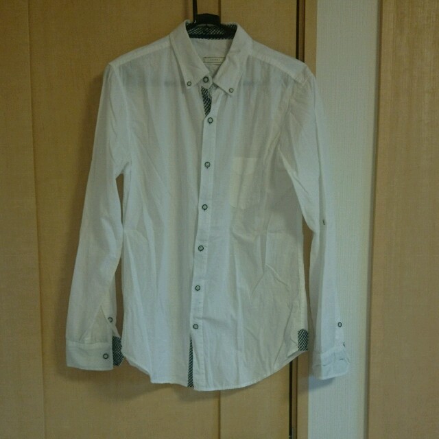 WEGO(ウィゴー)のWEGO 白Yシャツ レディースのトップス(シャツ/ブラウス(長袖/七分))の商品写真